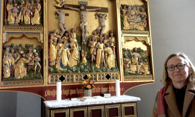 Afgået menighedsrådsformand stolt over restaureret altertavle og prædikestol i Thurø Kirke